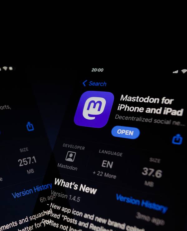 Die Apps von Twitter und Mastodon.