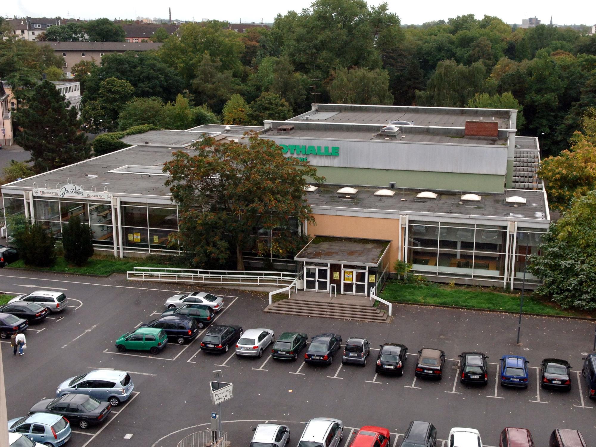 Blick auf die Stadthalle in Köln-Mülheim.