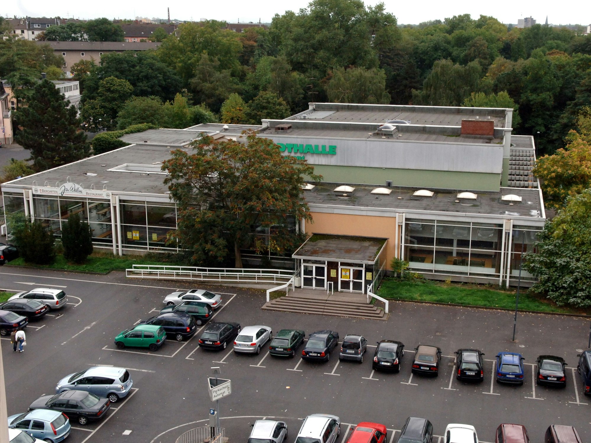 Blick auf die Stadthalle in Köln-Mülheim.