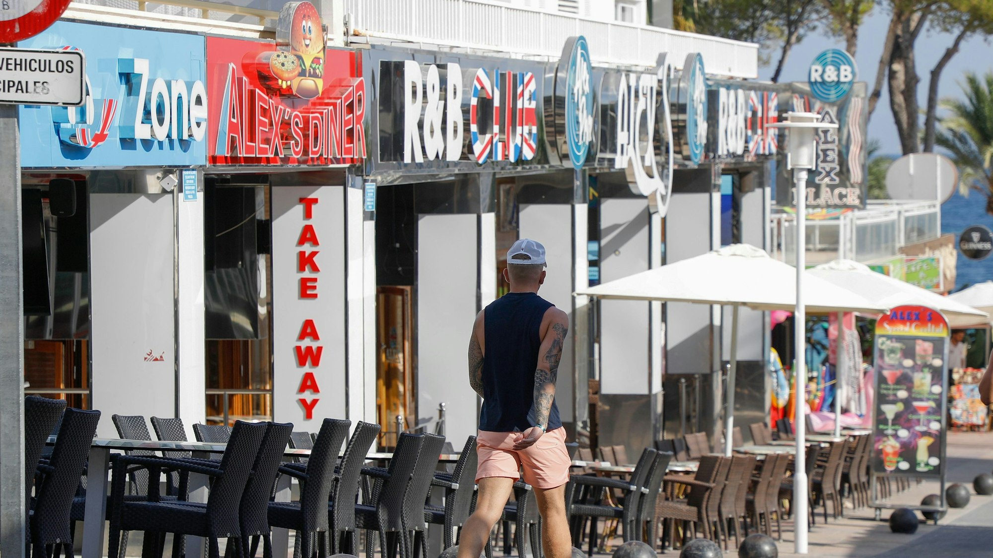 Menschen spazieren durch die Party-Hochburg Magaluf.