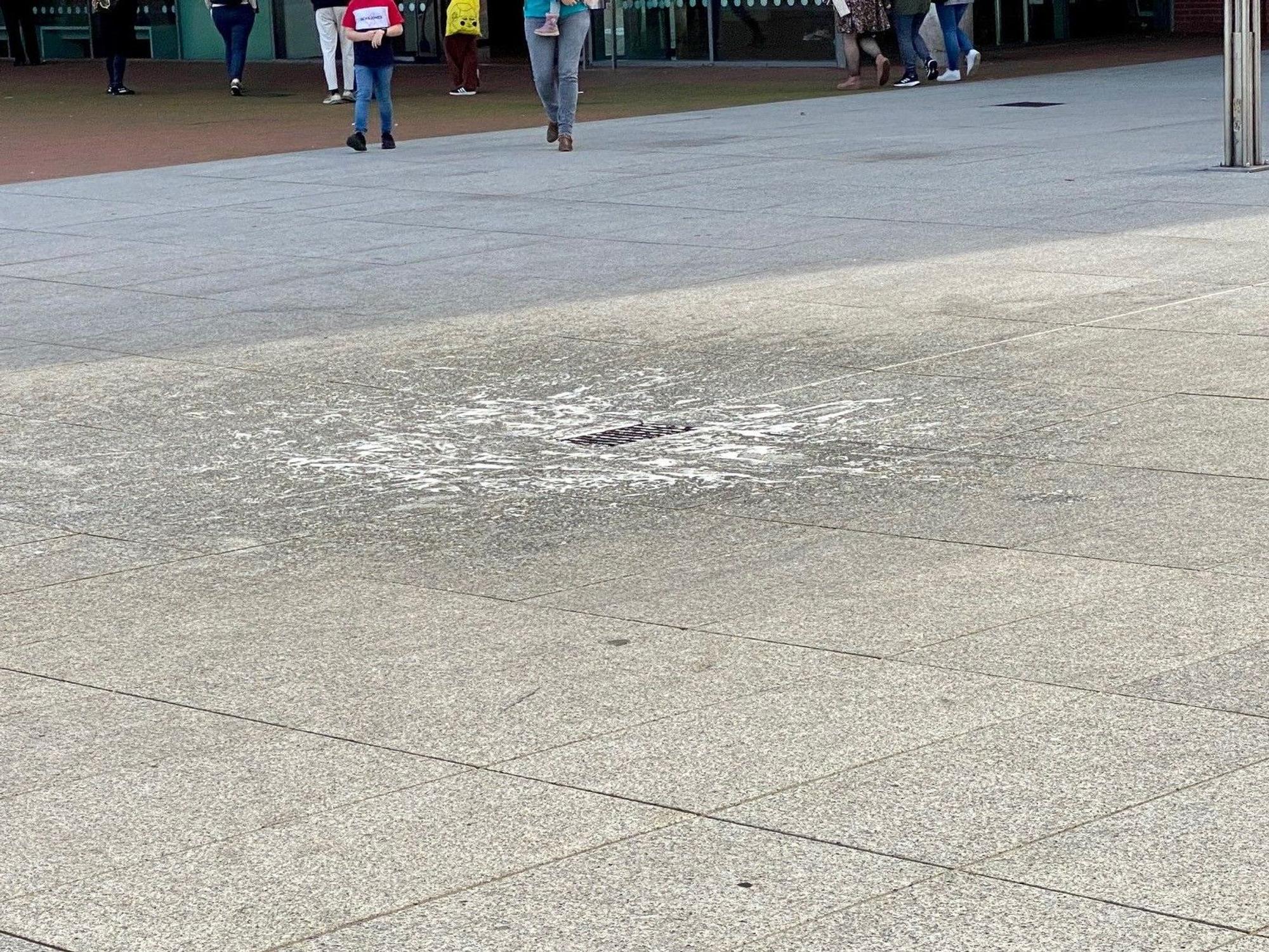 Ein Seifenfleck auf der Fläche vor dem Museum Ludwig.
