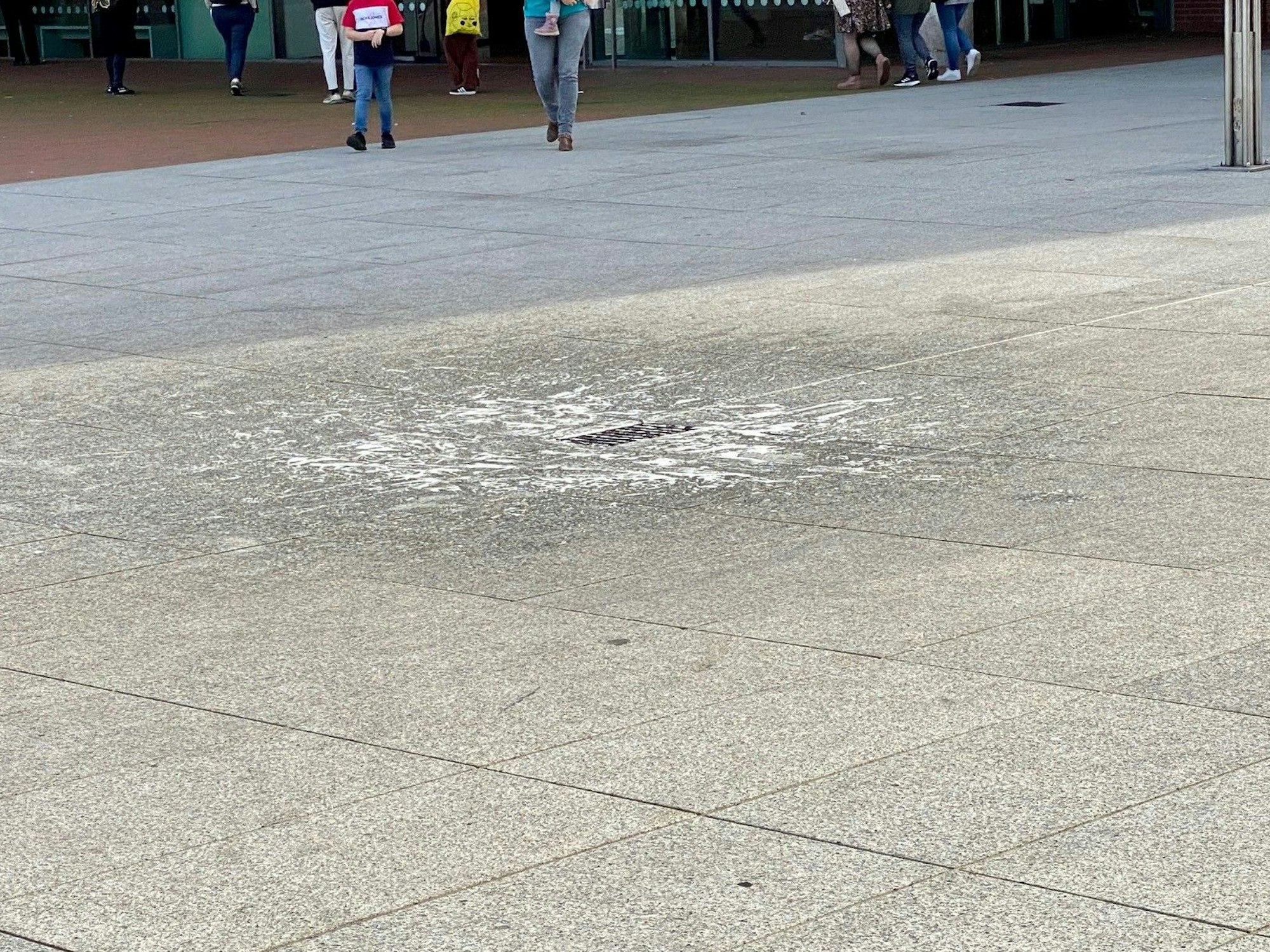 Ein Seifenfleck auf der Fläche vor dem Museum Ludwig.