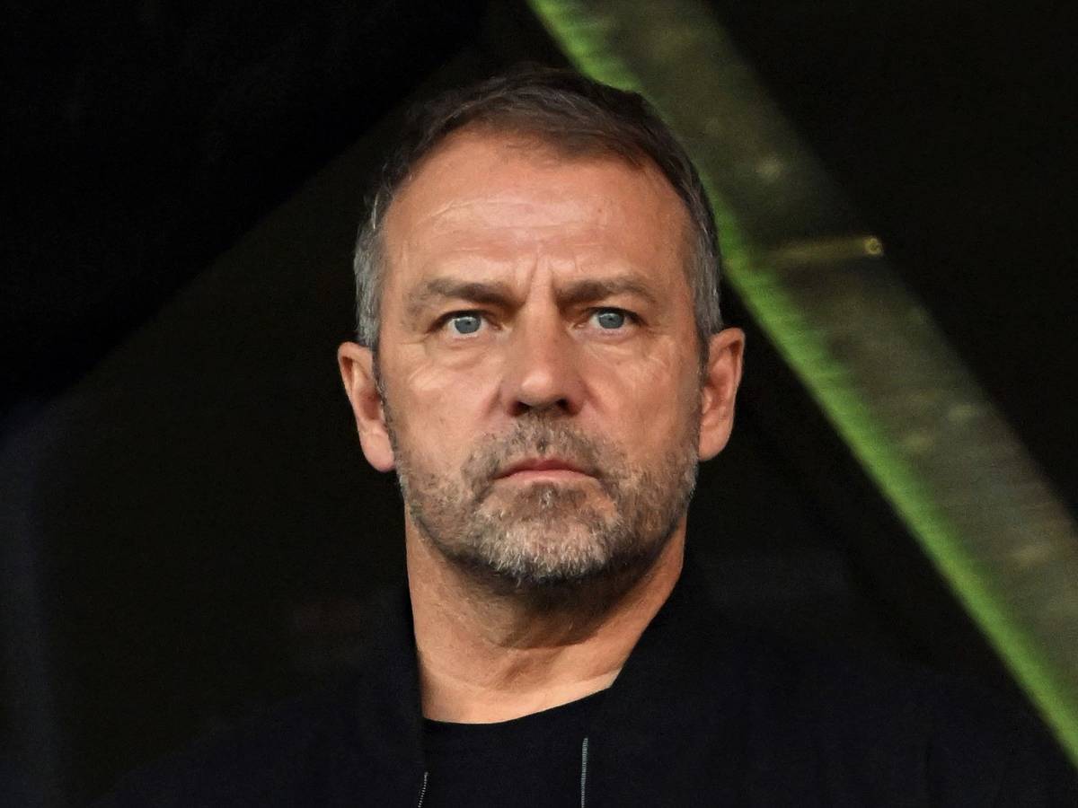 Bundestrainer Hansi Flick steht beim Bundesliga-Spiel Bayer Leverkusen - VfL Wolfsburg im Stadion