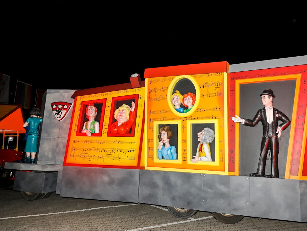 Der erste Festwagen in der Geschichte der Willi Ostermann Gesellschaft steht auf dem Gelände des Festkomitees des Kölner Karnevals.