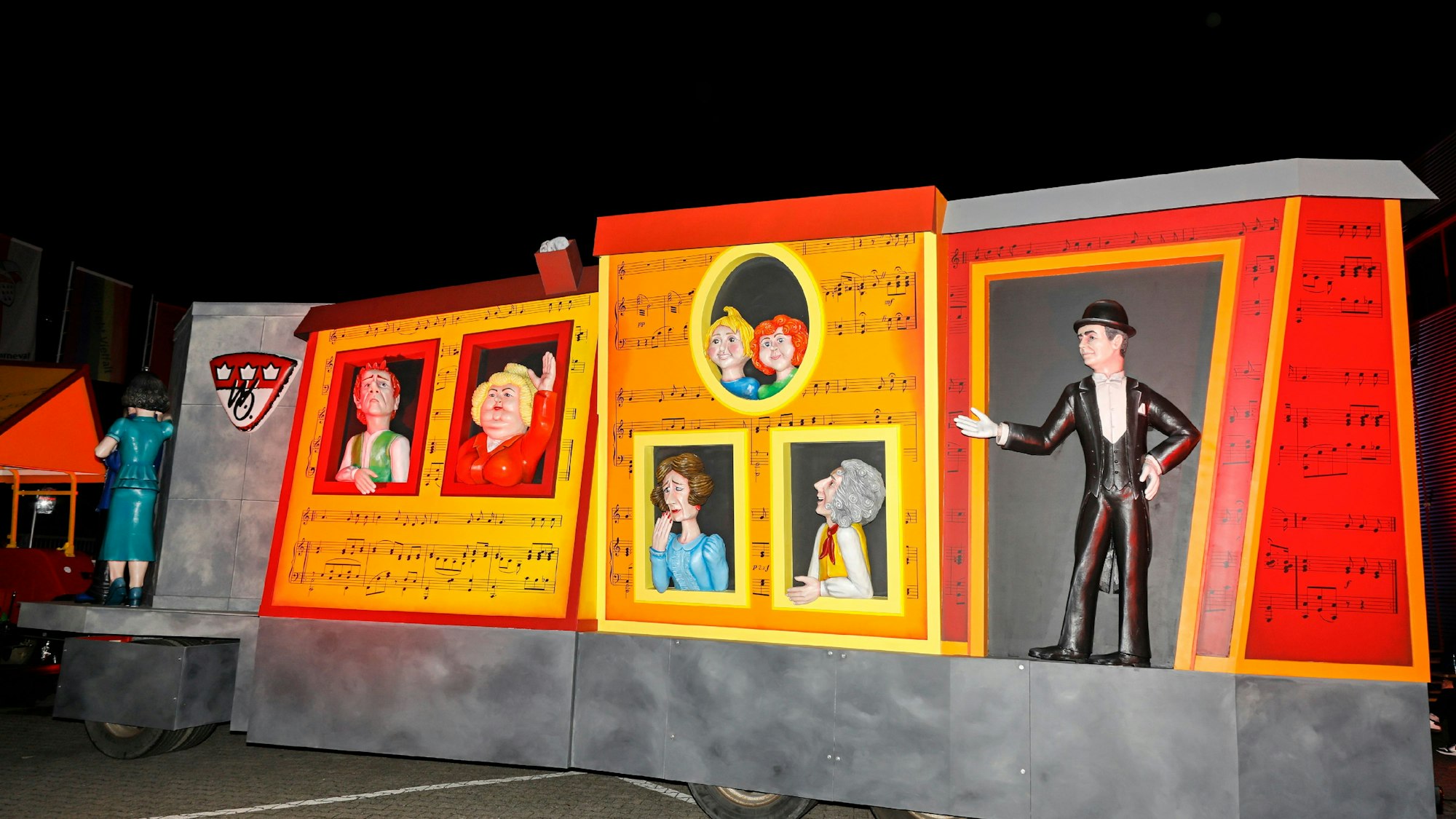 Der erste Festwagen in der Geschichte der Willi Ostermann Gesellschaft steht auf dem Gelände des Festkomitees des Kölner Karnevals.