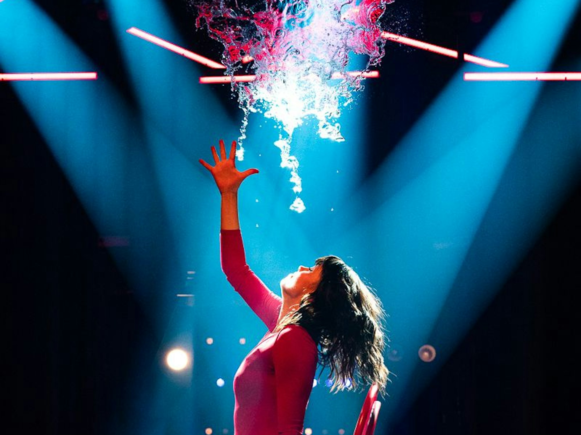 Während einer Tanszene fällt Wasser auf die Tänzerin.