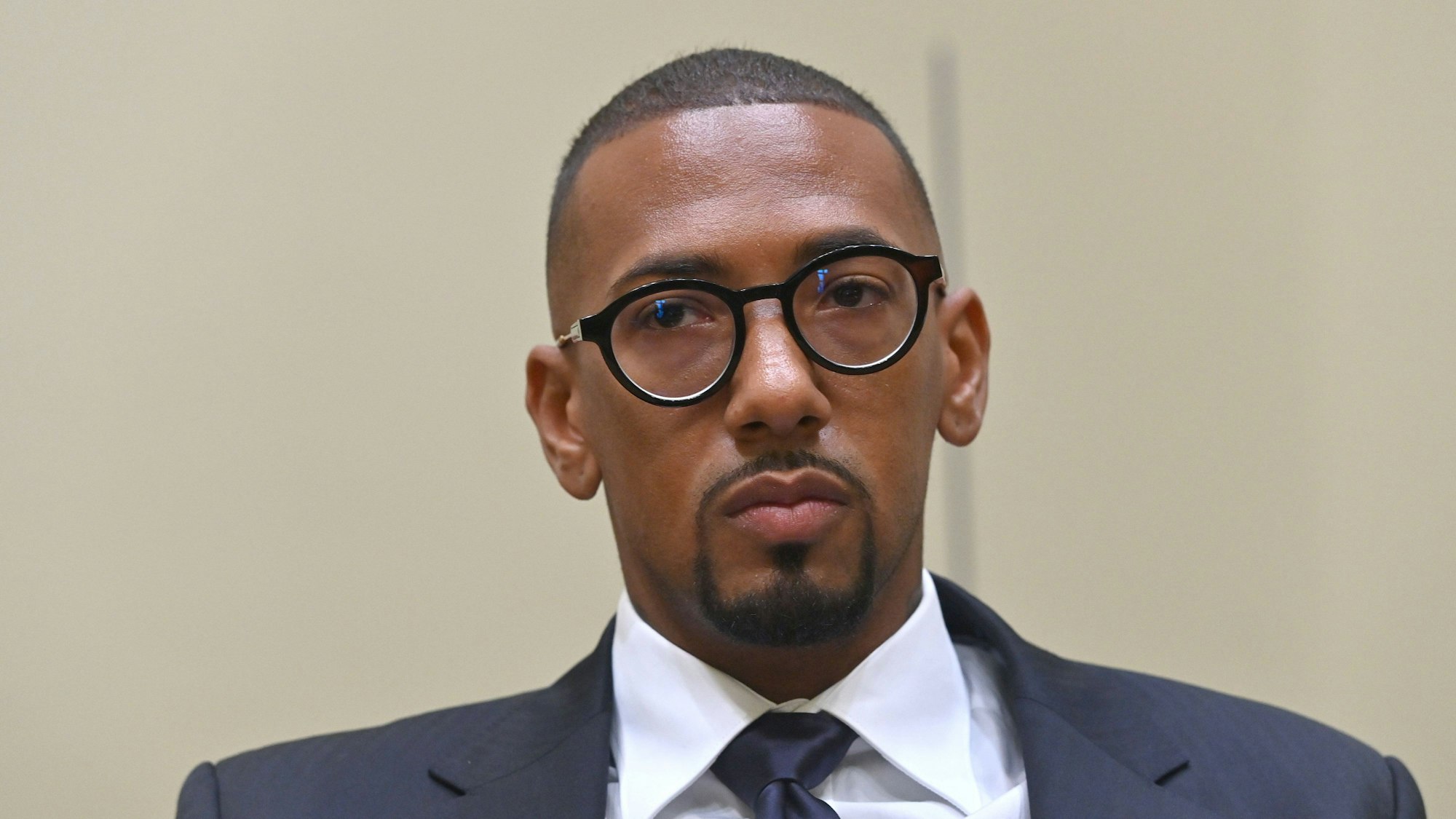 Jerome Boateng sitzt im Anzug vor Gericht.