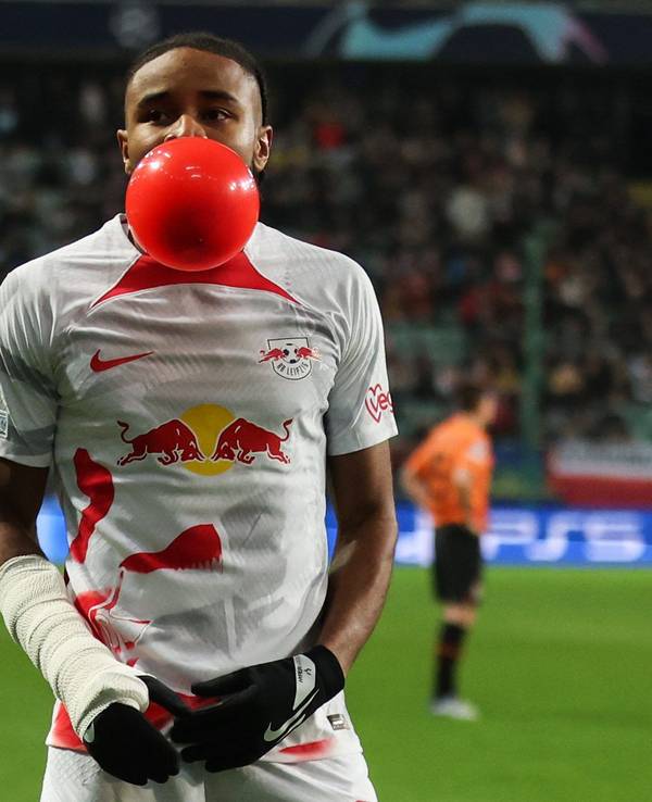 Christopher Nkunku jubelt beim Sieg von RB Leipzig in der Champions League mit Luftballon zwischen den Zähnen.