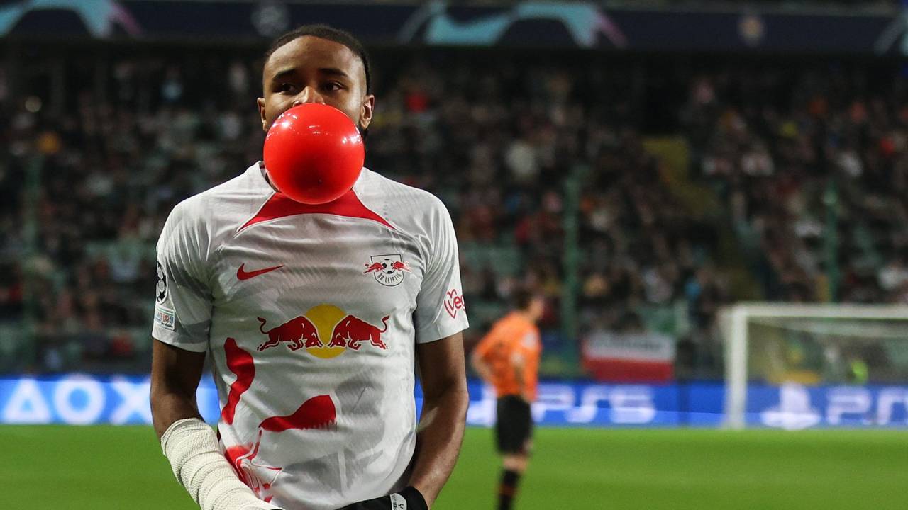 Christopher Nkunku jubelt beim Sieg von RB Leipzig in der Champions League mit Luftballon zwischen den Zähnen.