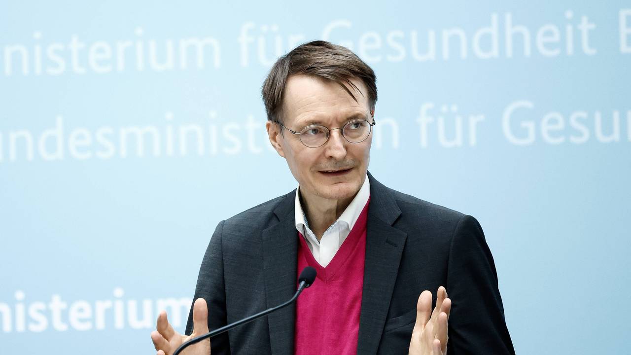 02.11.2022, Berlin: Karl Lauterbach (SPD), Bundesminister für Gesundheit, bei der Vorstellung der Corona-Kita-Studie zu den Auswirkungen der Corona-Pandemie auf Kinder und Jugendliche. Foto: Carsten Koall/dpa +++ dpa-Bildfunk +++
