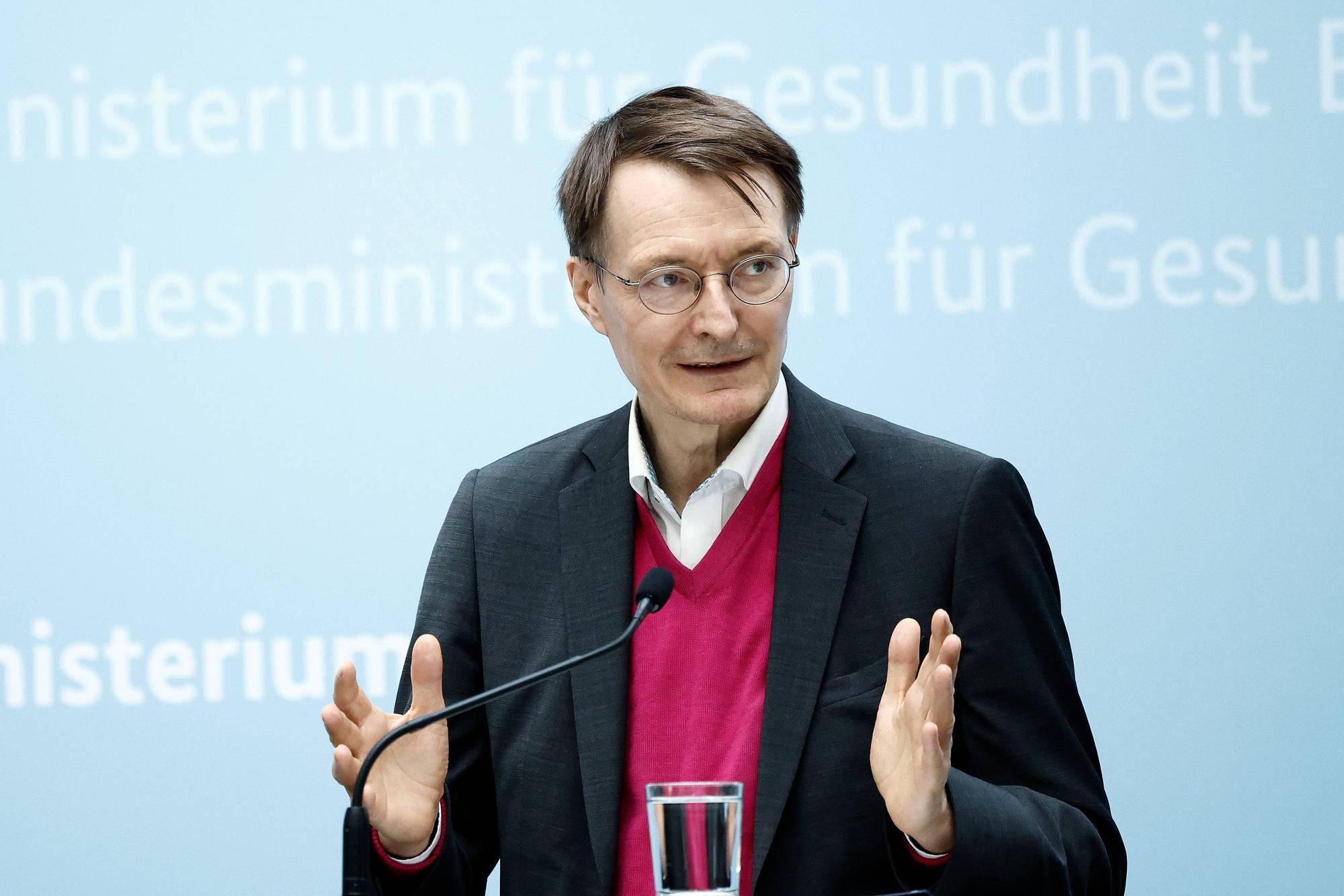 02.11.2022, Berlin: Karl Lauterbach (SPD), Bundesminister für Gesundheit, bei der Vorstellung der Corona-Kita-Studie zu den Auswirkungen der Corona-Pandemie auf Kinder und Jugendliche. Foto: Carsten Koall/dpa +++ dpa-Bildfunk +++