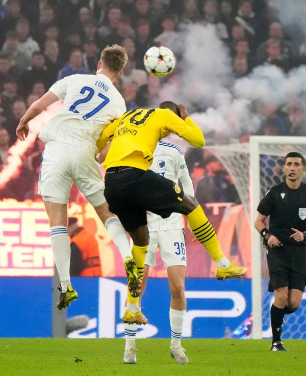 Anthony Modeste beim Vorrunden-Abschluss von Borussia Dortmund in der Champions League im Kopfballduell mit Valdemar Lund Jensen vom FC Kopenhagen.