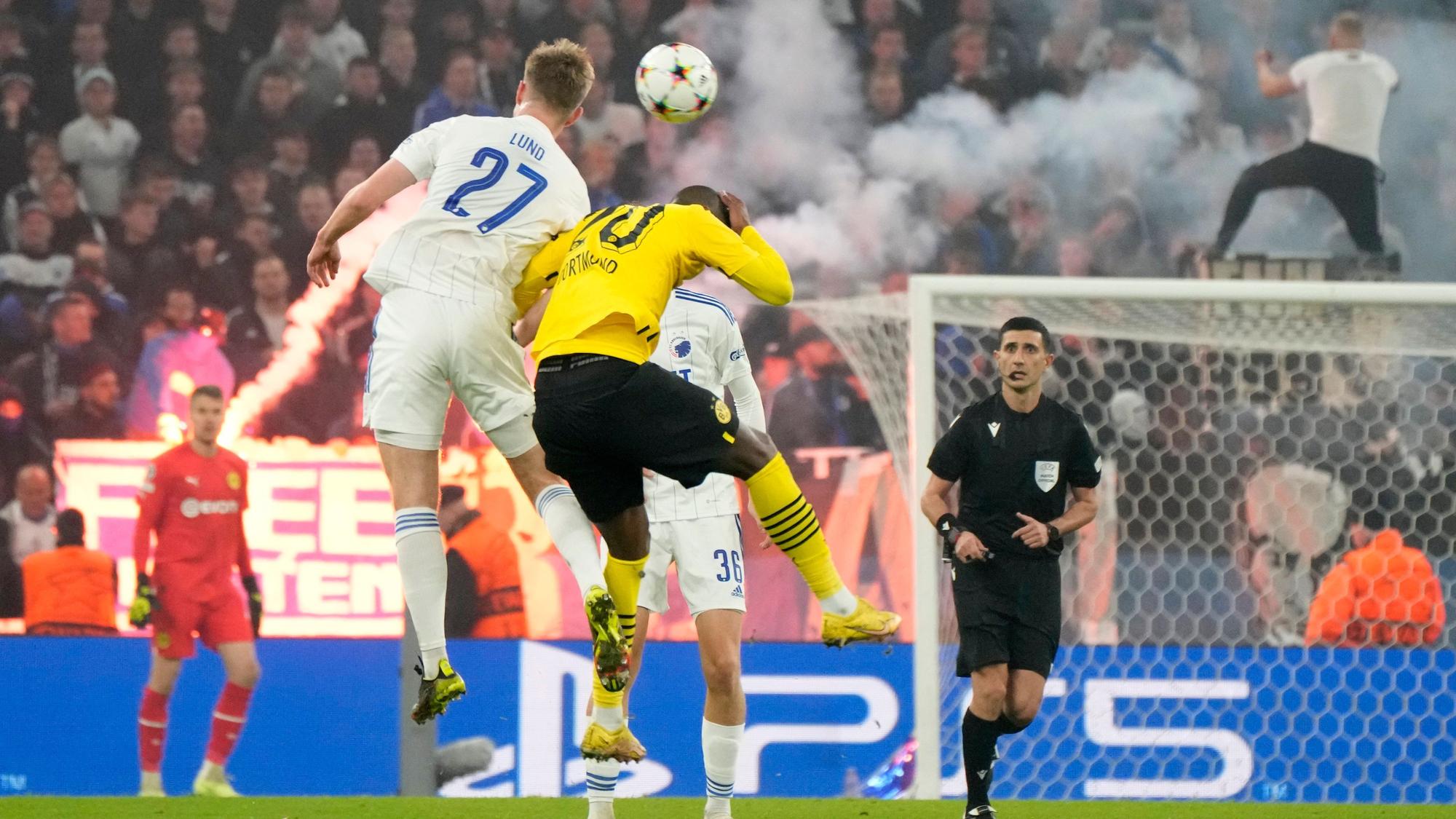 Anthony Modeste beim Vorrunden-Abschluss von Borussia Dortmund in der Champions League im Kopfballduell mit Valdemar Lund Jensen vom FC Kopenhagen.