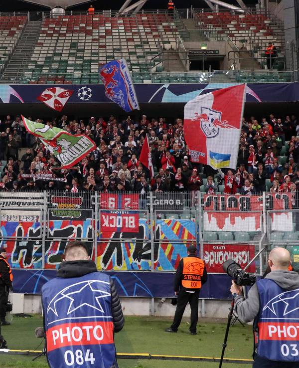 Der Gästeblock von RB Leipzig beim Auswärtsspiel in der Champions League bei Schachtjor Donezk.