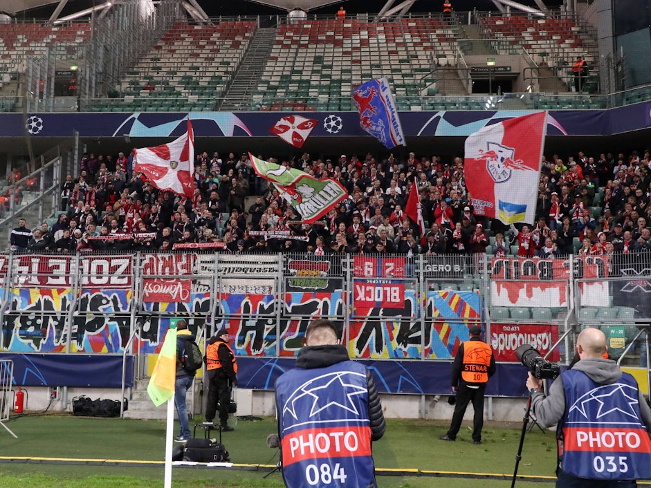 Der Gästeblock von RB Leipzig beim Auswärtsspiel in der Champions League bei Schachtjor Donezk.