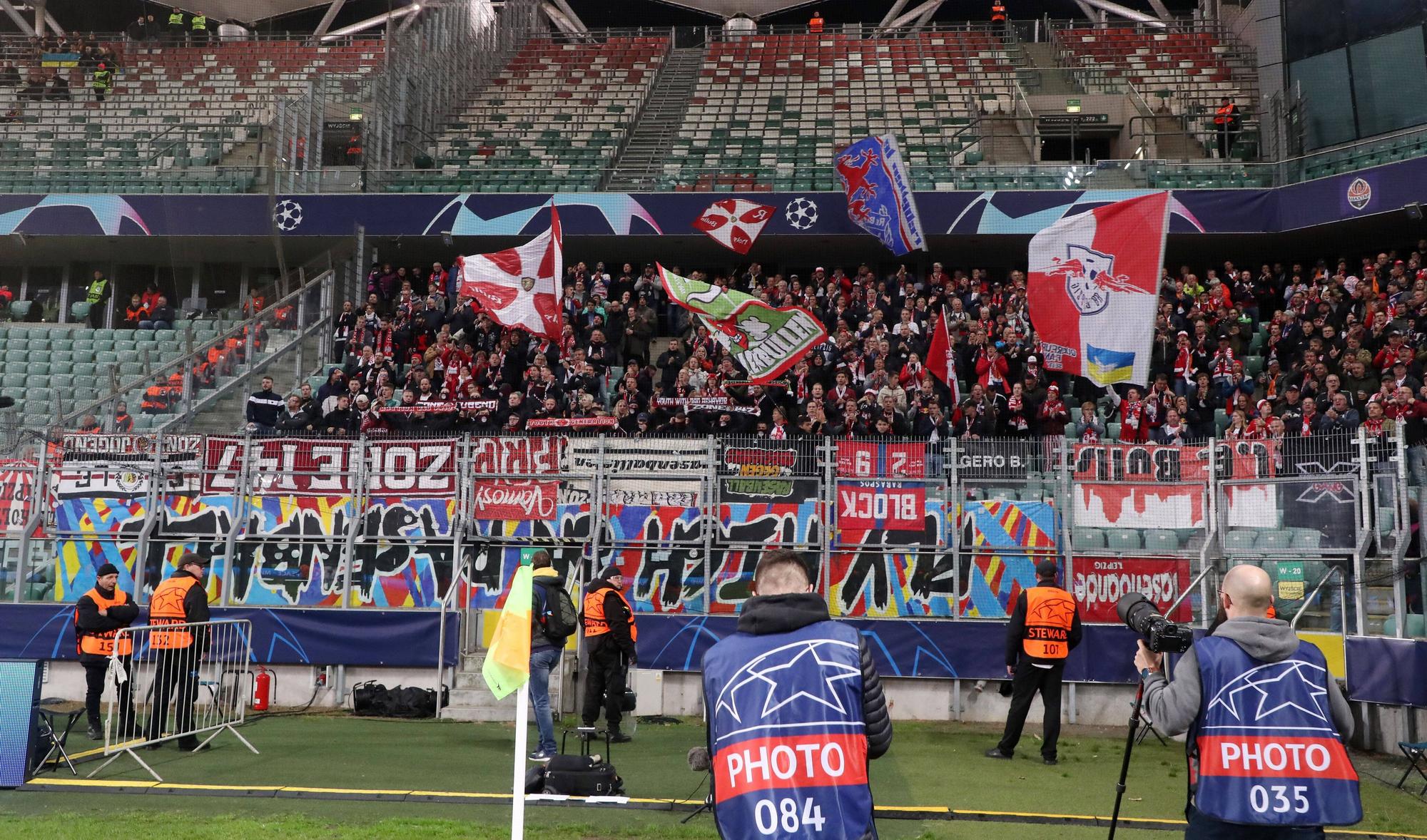 Der Gästeblock von RB Leipzig beim Auswärtsspiel in der Champions League bei Schachtjor Donezk.