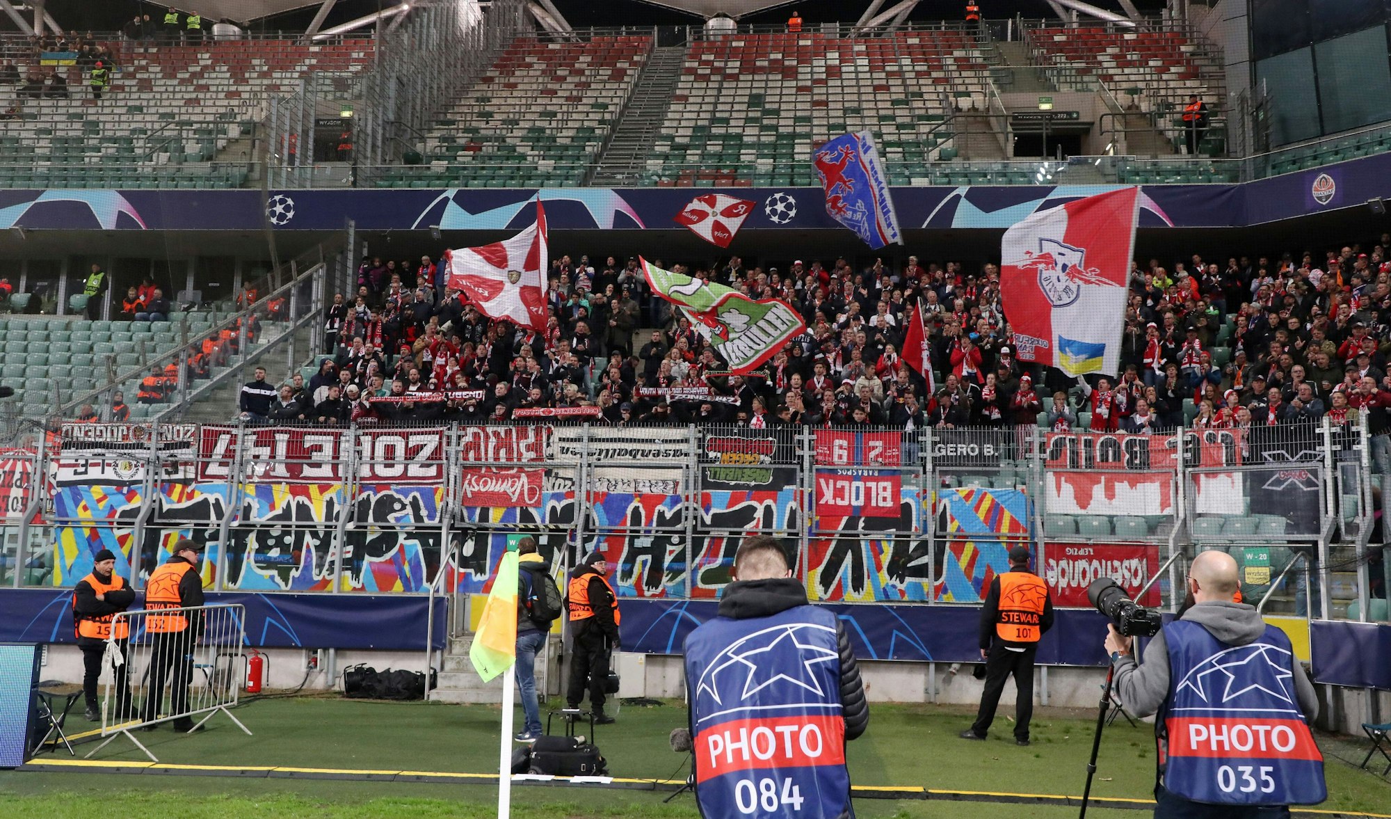 Der Gästeblock von RB Leipzig beim Auswärtsspiel in der Champions League bei Schachtjor Donezk.