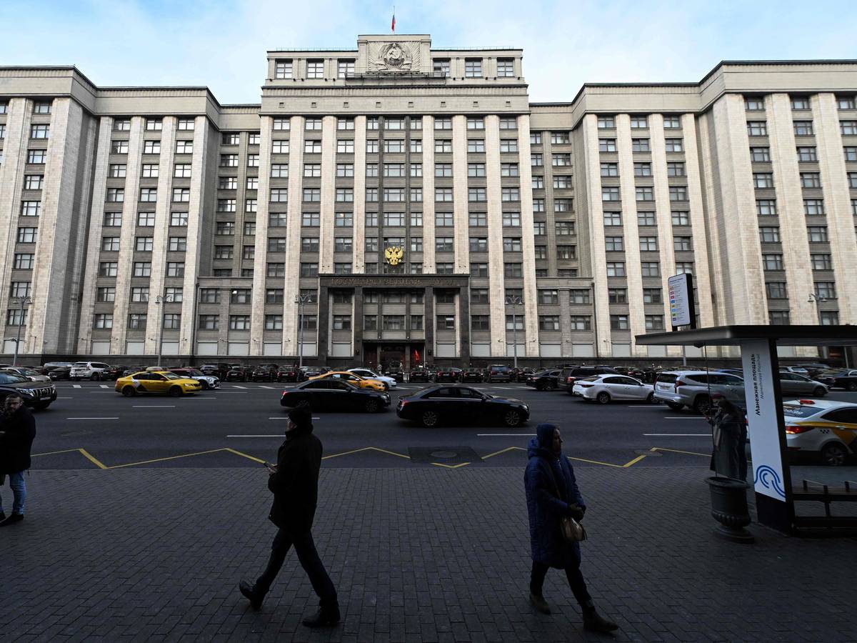 Frontalansicht des Sitzes der Staatsduma in Moskau.