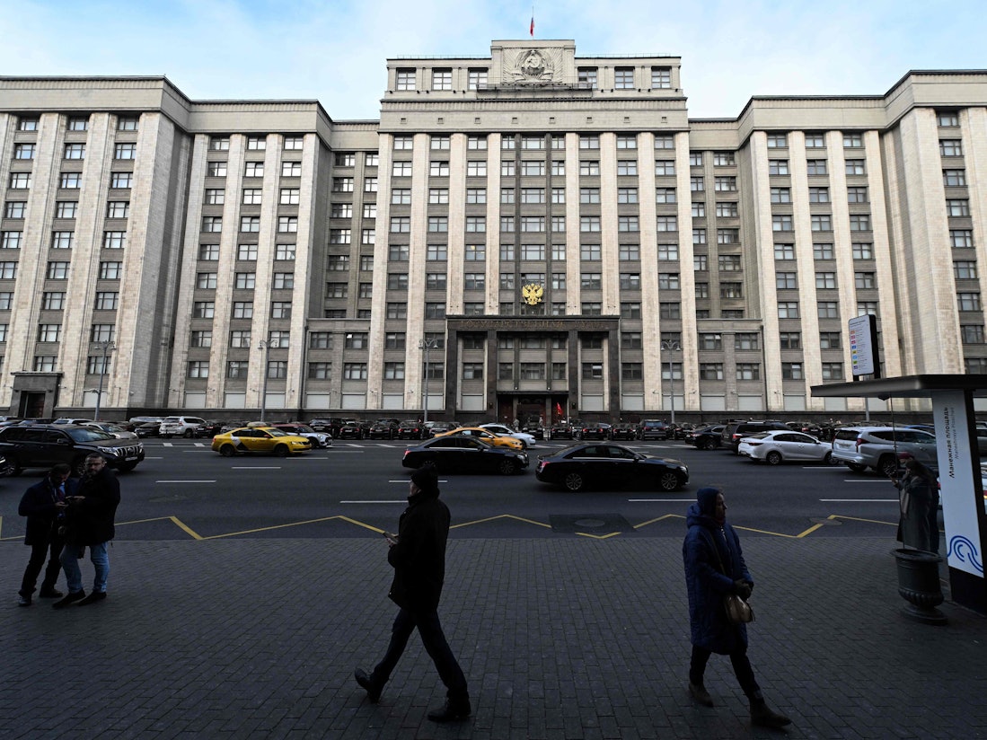 Frontalansicht des Sitzes der Staatsduma in Moskau.