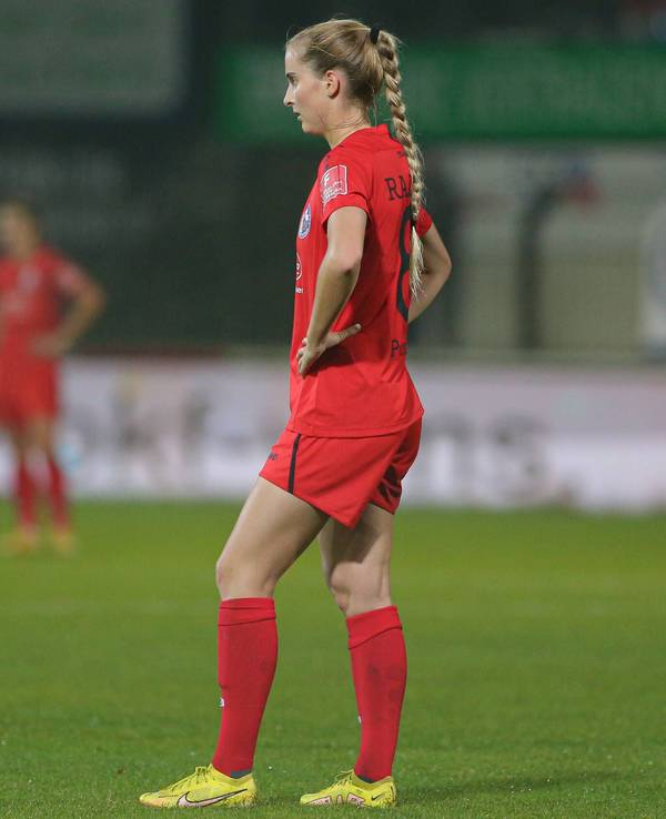Laura Radke vom 1. FFC Turbine Potsdam schaut traurig auf den Boden.