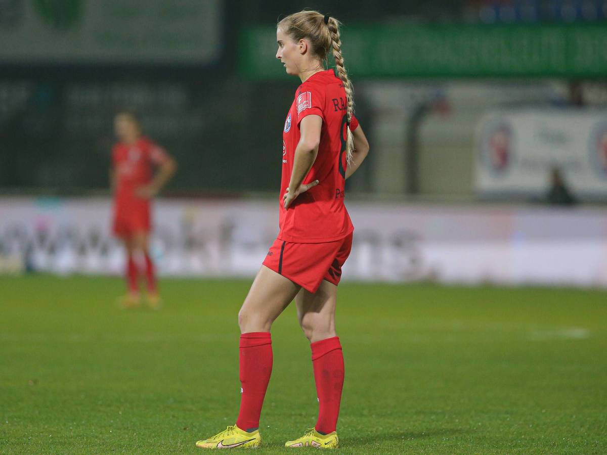 Laura Radke vom 1. FFC Turbine Potsdam schaut traurig auf den Boden.