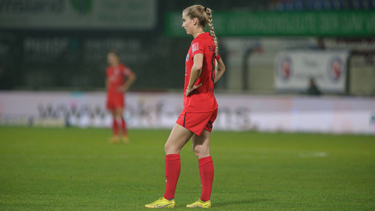 Laura Radke vom 1. FFC Turbine Potsdam schaut traurig auf den Boden.