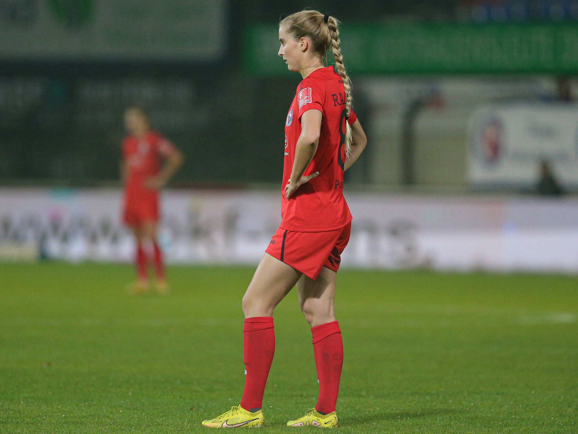 Laura Radke vom 1. FFC Turbine Potsdam schaut traurig auf den Boden.