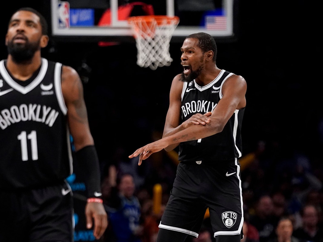 Kevin Durant und Kyrie Irving von den Brooklyn Nets stehen auf dem Platz.