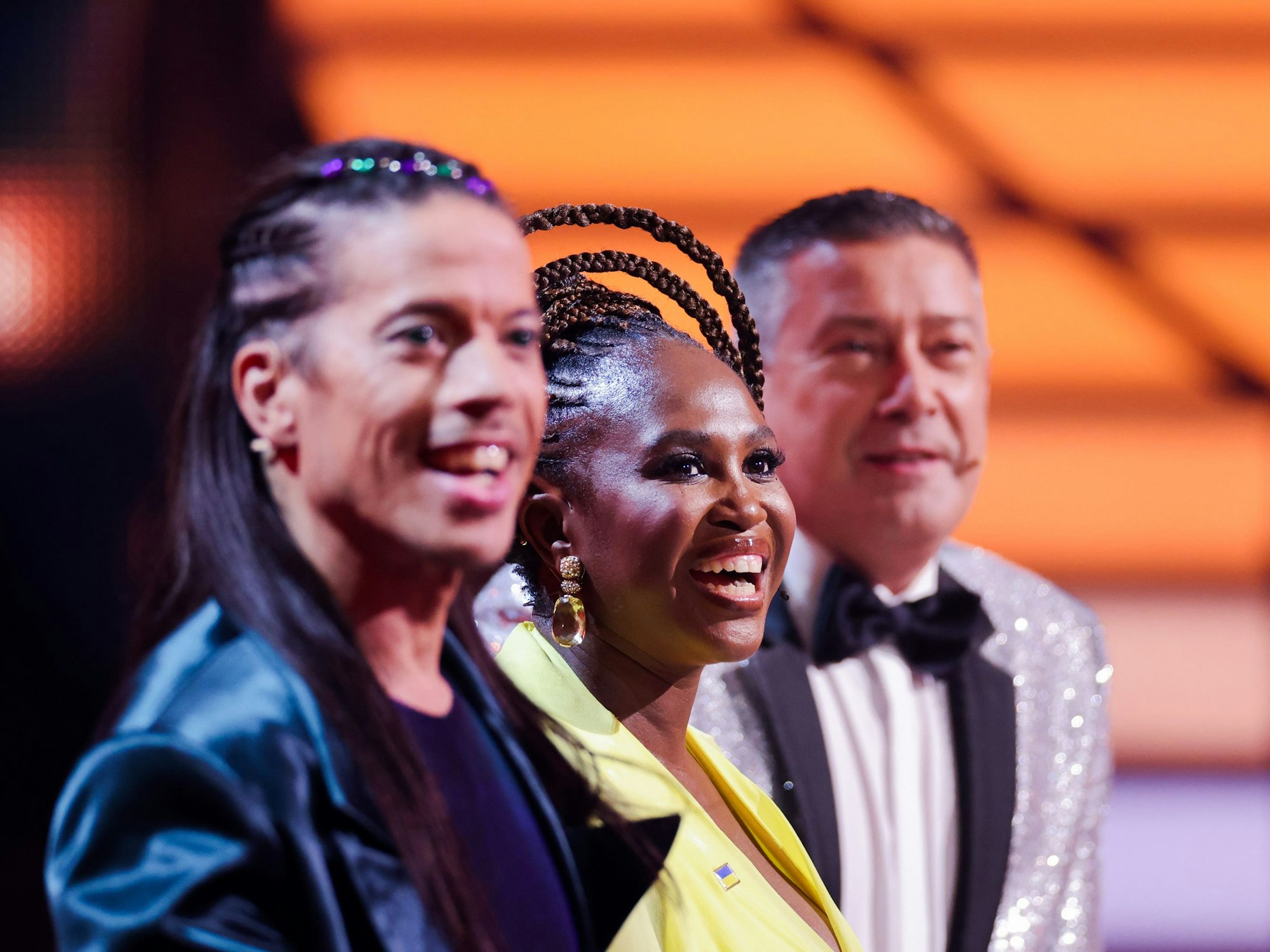 Jorge González (l-r), Motsi Mabuse und Joachim Llambi, Jurymitglieder, sitzen in der RTL-Tanzshow «Let's Dance» im Coloneum.