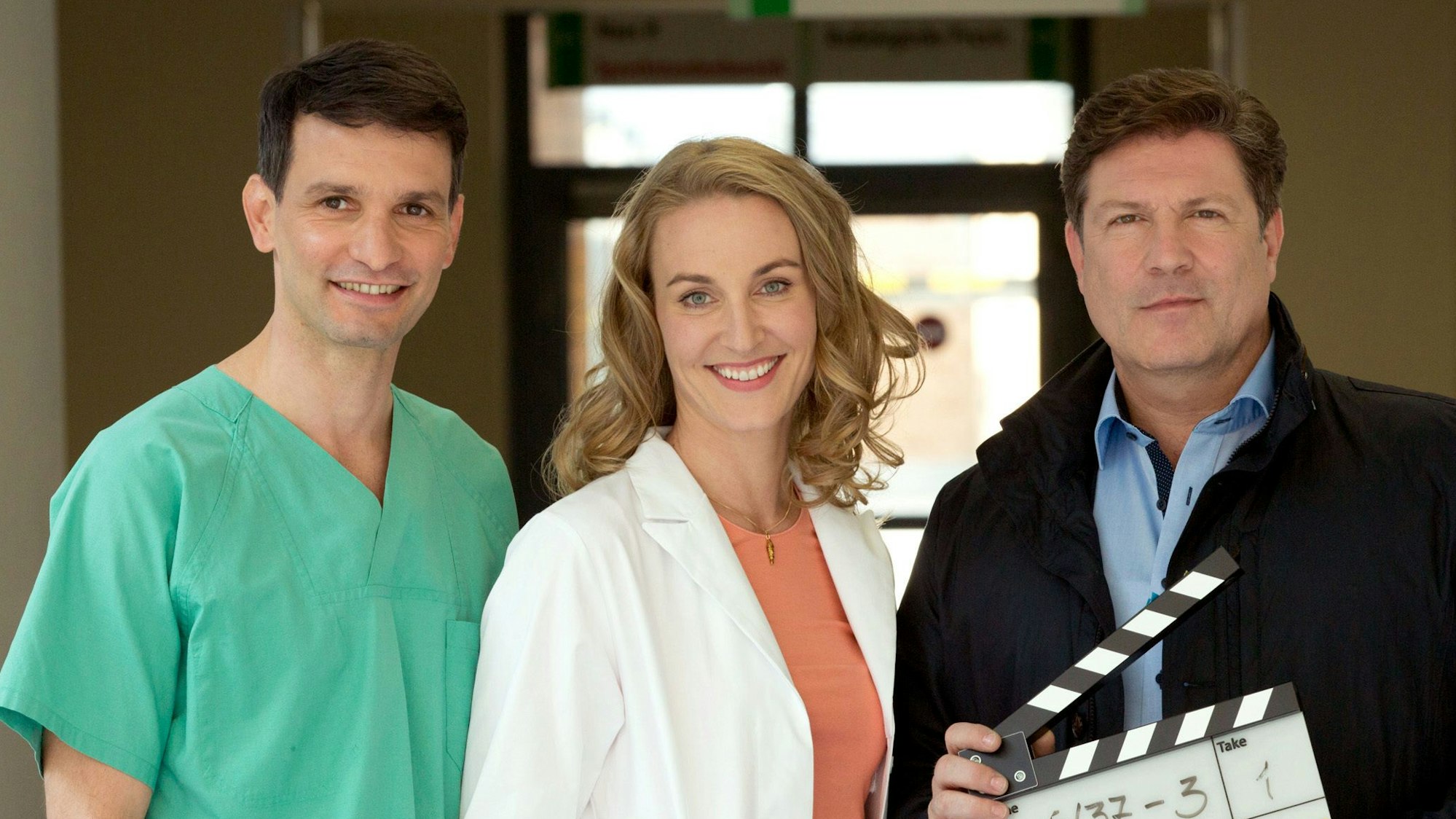 Dr. Christian Kleist (Francis Fulton-Smith, r) und Dr. Michael Sandmann (Luca Zamperoni, l) bekommen Verstärkung mit der Gynäkologin Tanja Ewald (Christina Athenstädt, M) 2017 beim Dreh zu „Familie Dr. Kleist“
