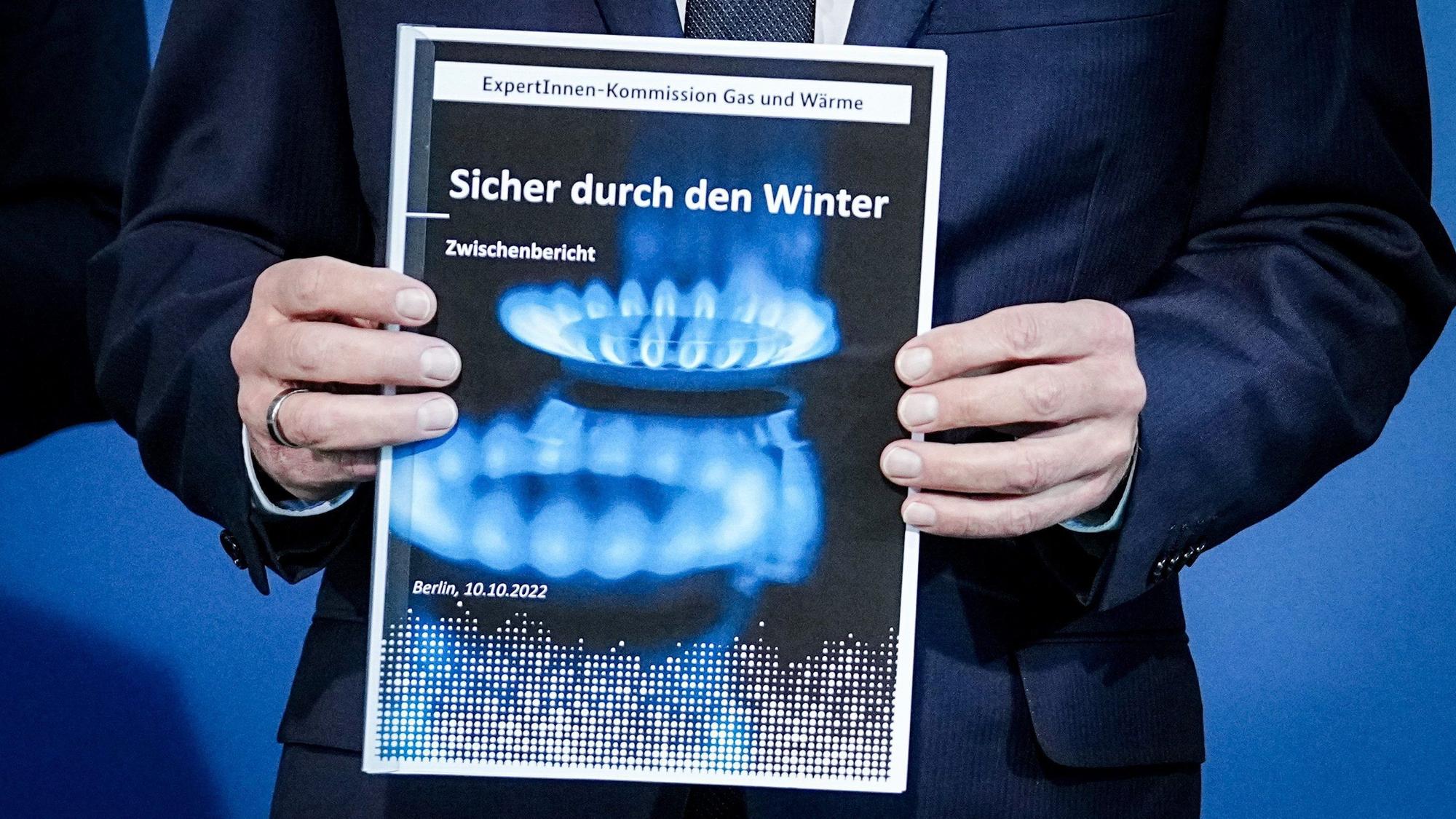 Bundeskanzler Olaf Scholz (SPD) nimmt den Bericht mit dem Vorschlag der Unabhängigen Kommission für Erdgas entgegen.