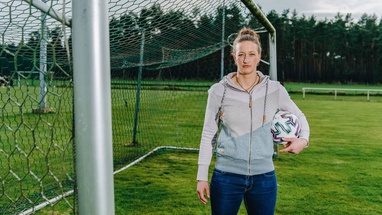 ARD Expertin im Sportschau-Studio. Almuth Schult (31) gewann mit der deutschen Fußballnationalmannschaft 2013 den Europameistertitel und 2016 die Goldmedaille bei den Olympischen Spielen in Rio de Janeiro.