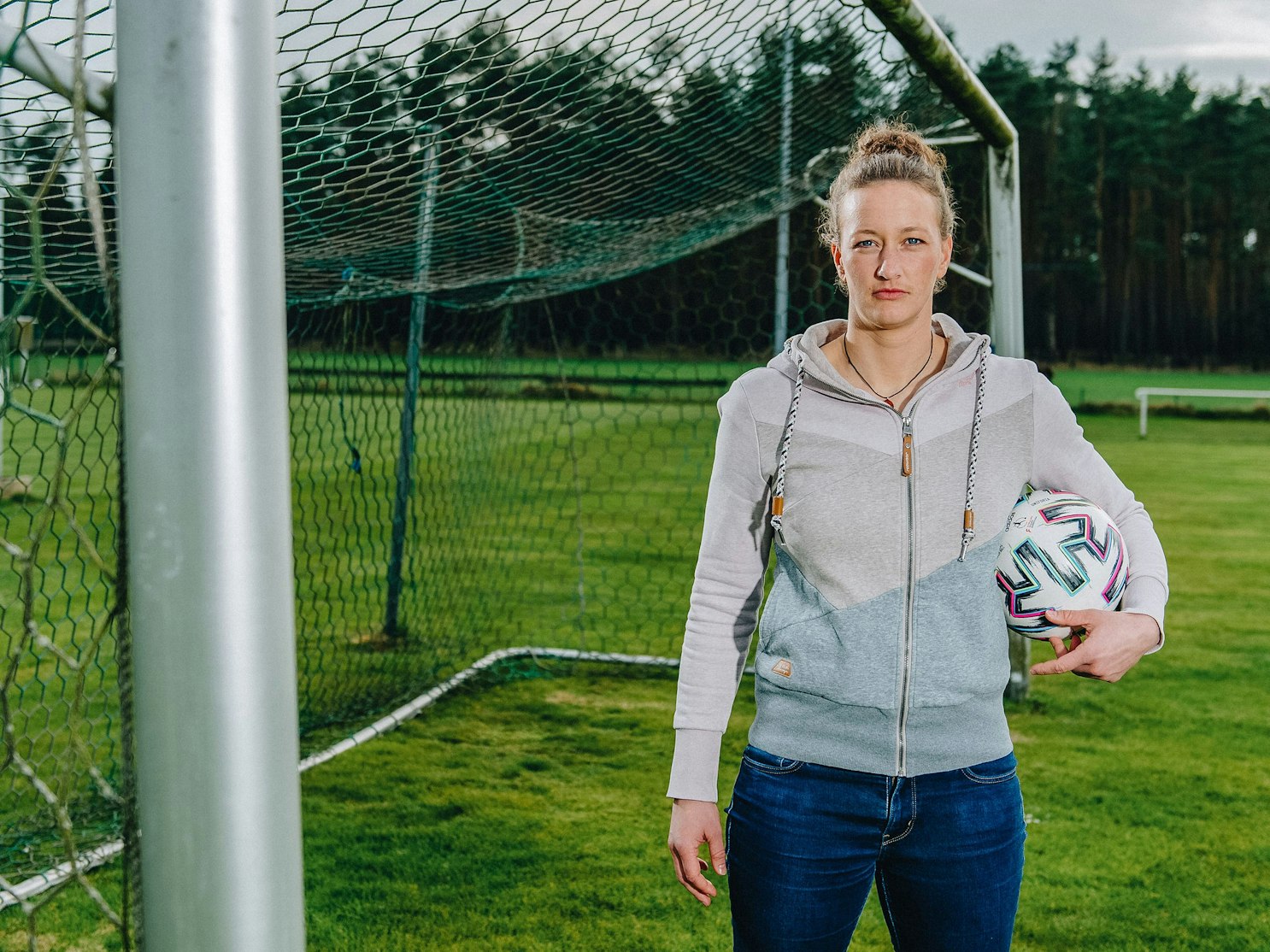 ARD Expertin im Sportschau-Studio. Almuth Schult (31) gewann mit der deutschen Fußballnationalmannschaft 2013 den Europameistertitel und 2016 die Goldmedaille bei den Olympischen Spielen in Rio de Janeiro.