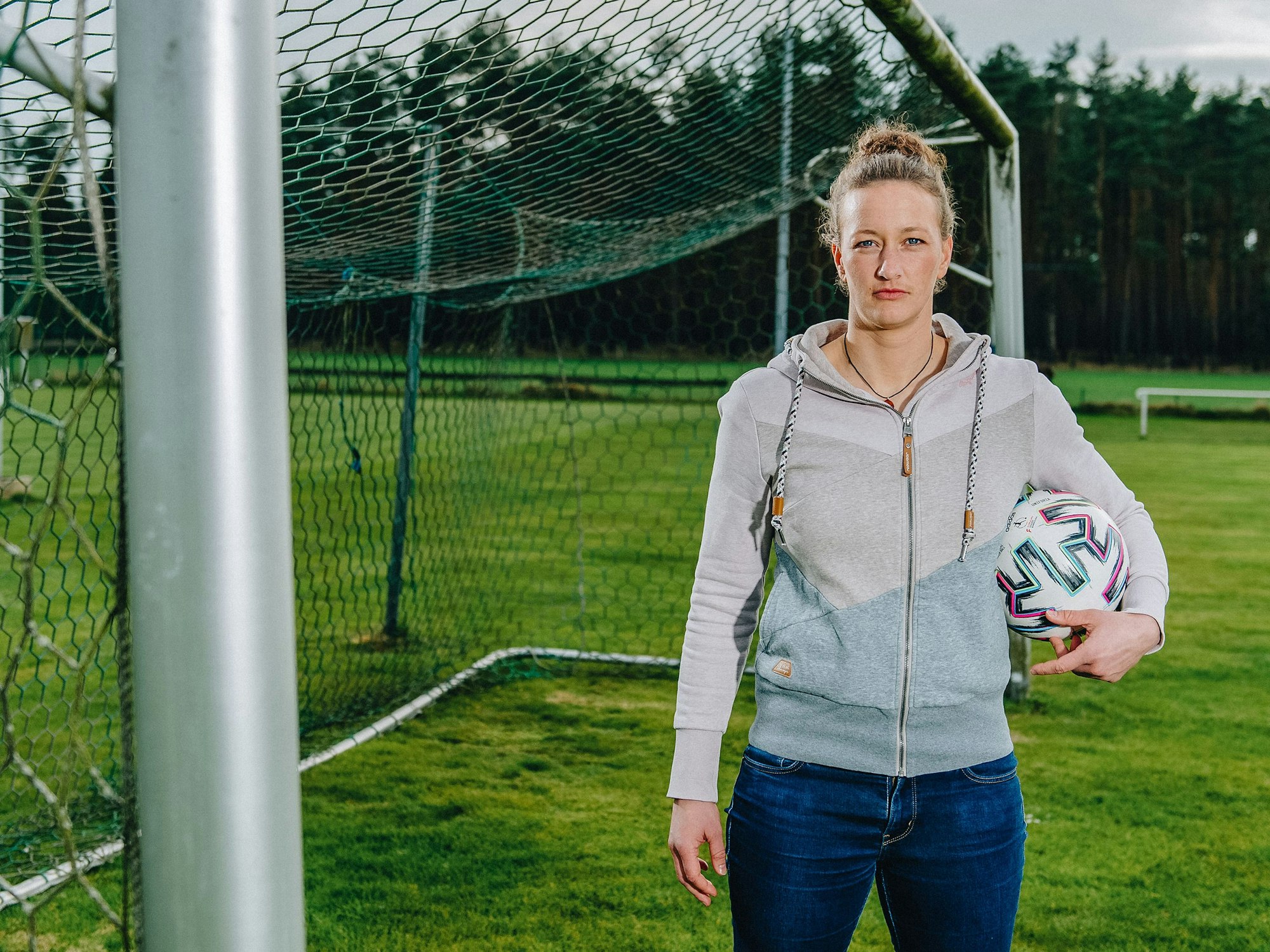 ARD Expertin im Sportschau-Studio. Almuth Schult (31) gewann mit der deutschen Fußballnationalmannschaft 2013 den Europameistertitel und 2016 die Goldmedaille bei den Olympischen Spielen in Rio de Janeiro.