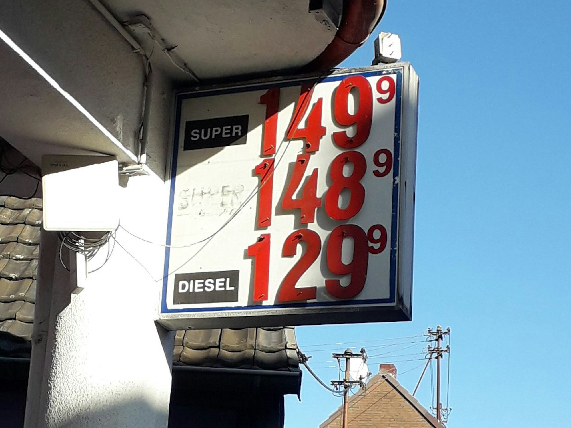 Eine Preistafel an einer ehemaligen Tankstelle in Hürth-Gleuel.