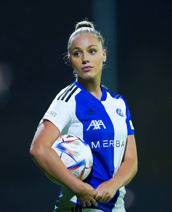 Ana Maria Markovic hält den Ball unterm Arm