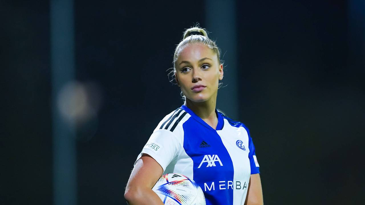 Ana Maria Markovic hält den Ball unterm Arm