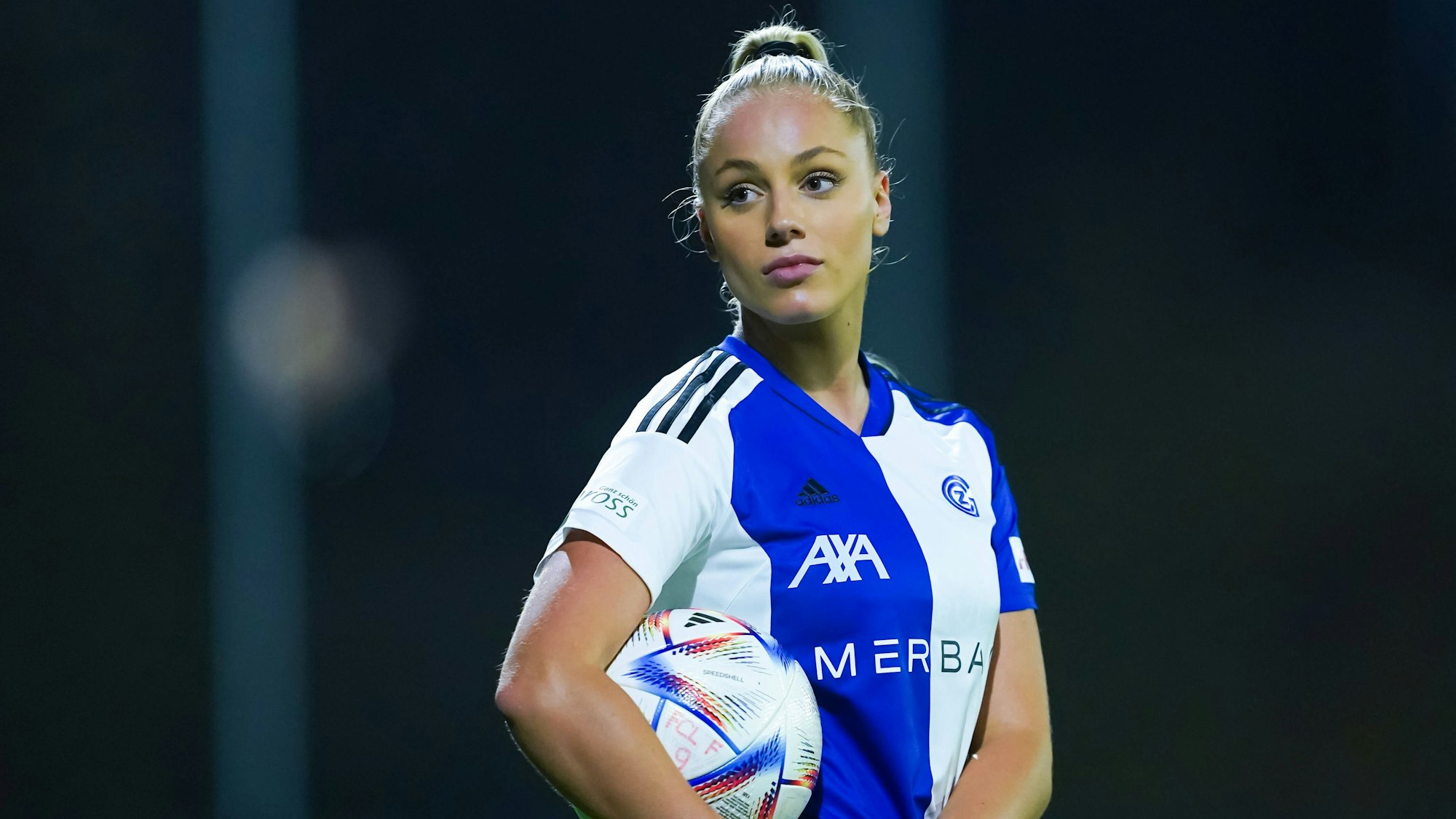 Ana Maria Markovic hält den Ball unterm Arm