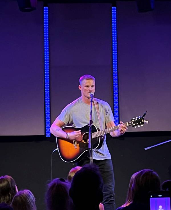 Alexander Ludwig spielt Country im Helios 37 in Köln.