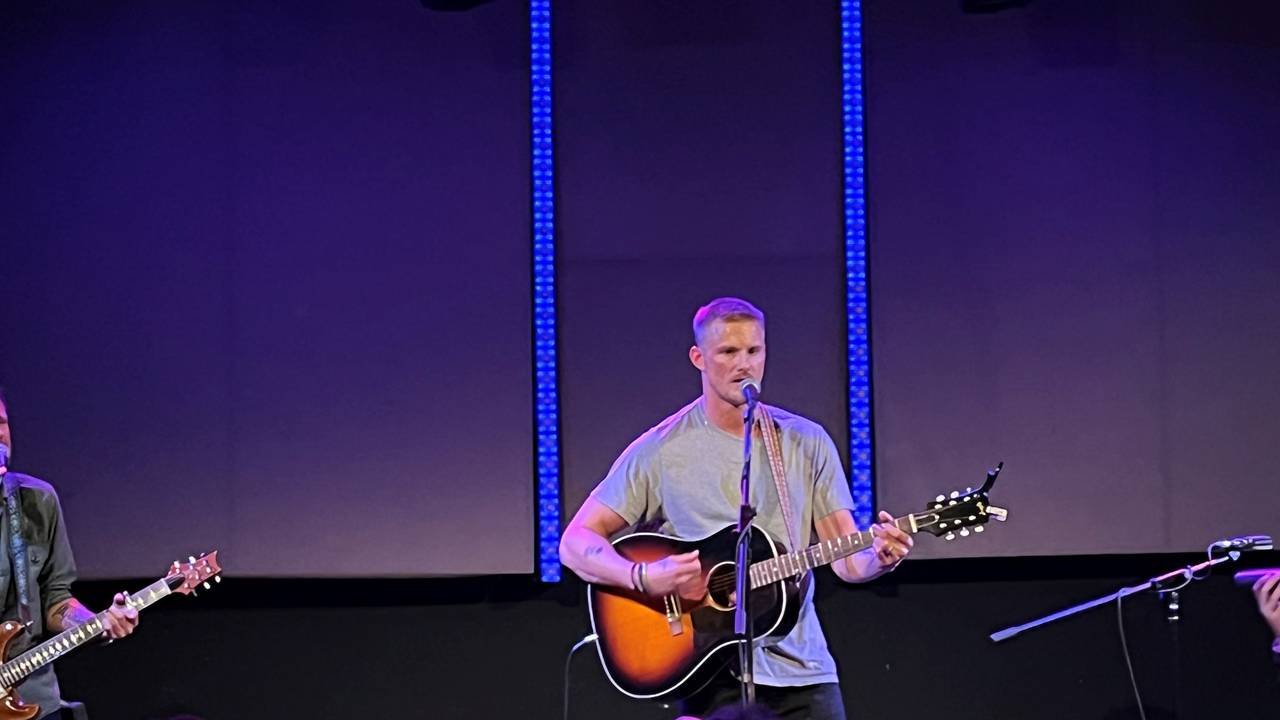 Alexander Ludwig spielt Country im Helios 37 in Köln.