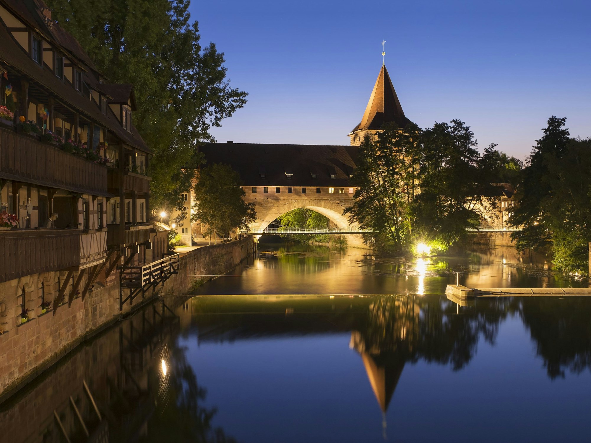 Der Kettensteg führt über die Pegnitz direkt am Schlayerturm vorbei.