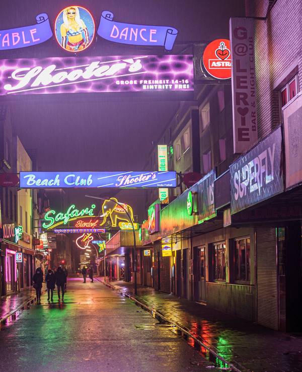 Menschen schlendern über die „Große Freiheit“ an der Hamburger Reeperbahn.