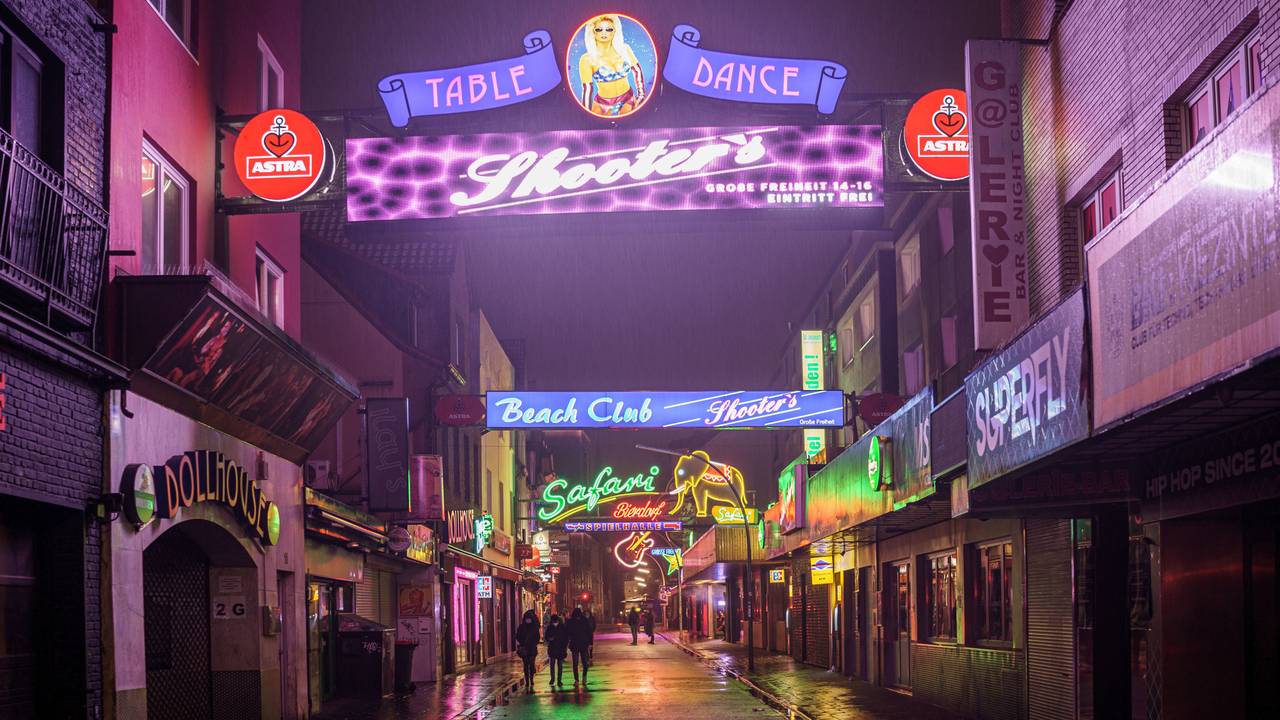Menschen schlendern über die „Große Freiheit“ an der Hamburger Reeperbahn.