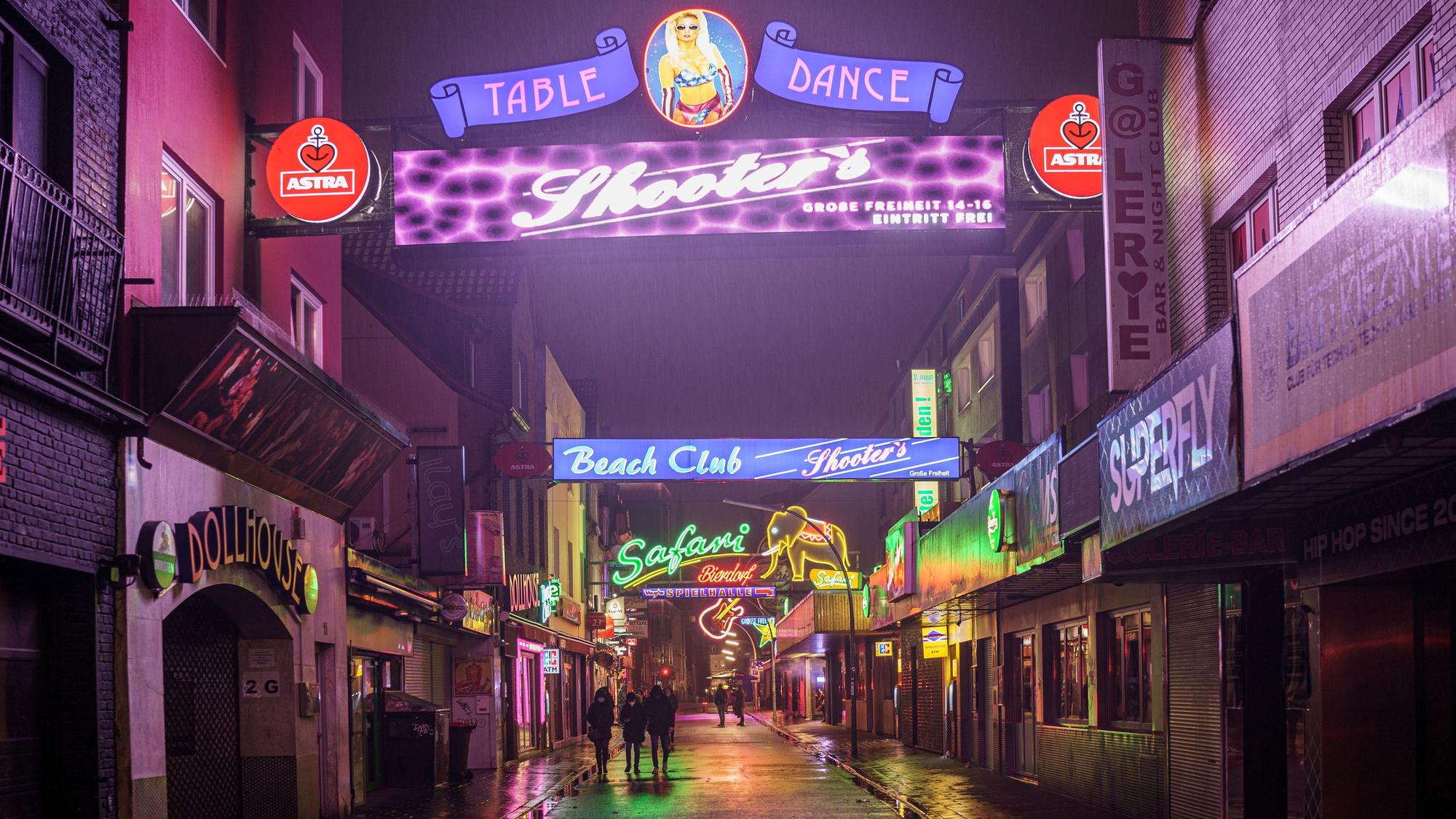 Menschen schlendern über die „Große Freiheit“ an der Hamburger Reeperbahn.