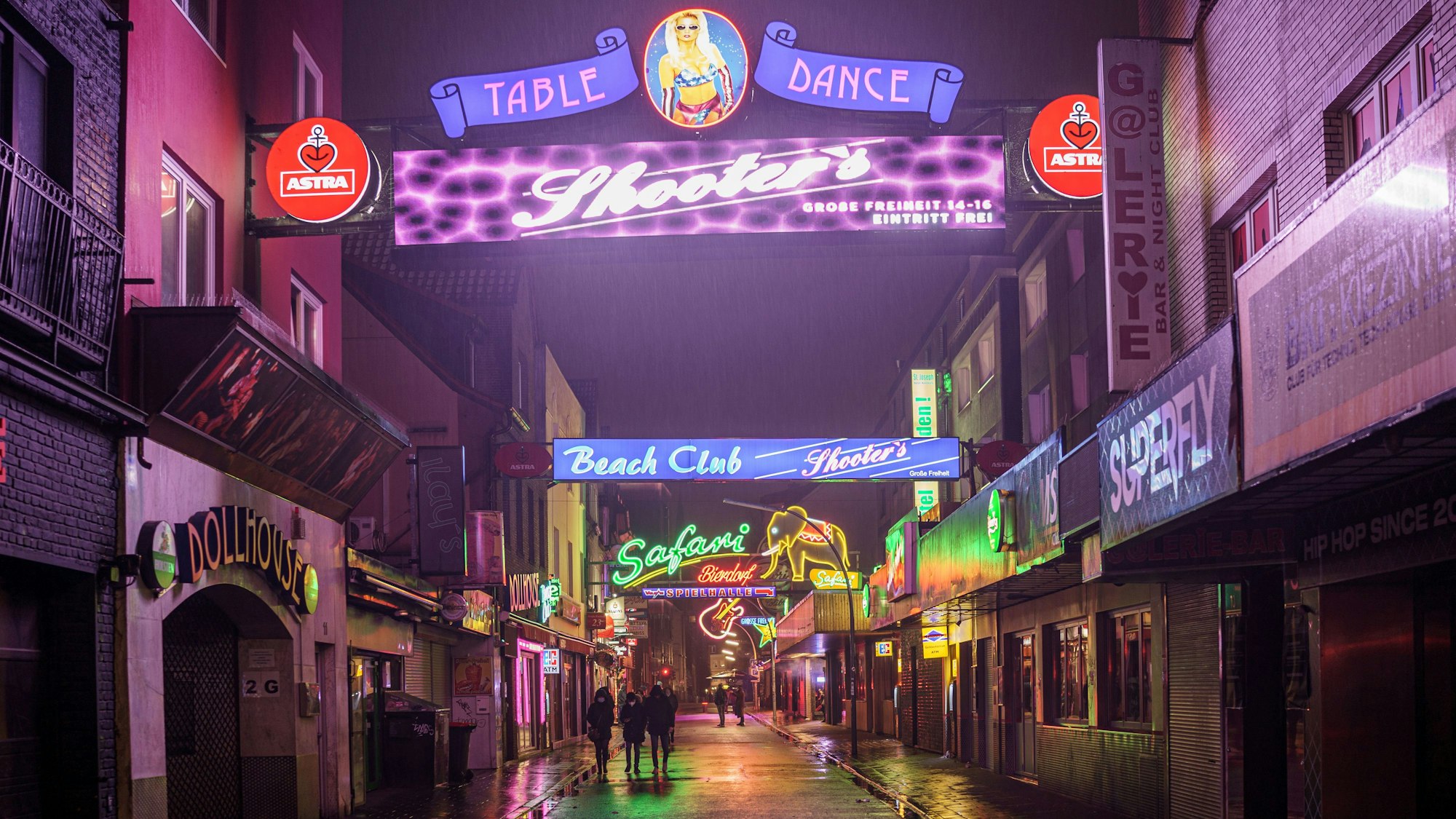 Menschen schlendern über die „Große Freiheit“ an der Hamburger Reeperbahn.