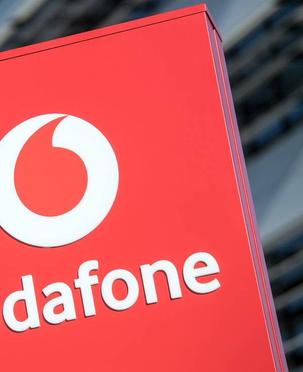 Zahlreiche Bestandskundinnen und -kunden von Vodafone haben einen Brief vom Unternehmen bekommen, der für Fragezeichen sorgt. Unser Archivfoto (2018) zeigt das Vodafone-Logo in Düsseldorf.picture alliance/dpa/Oliver Berg
