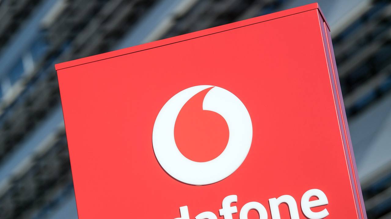 Zahlreiche Bestandskundinnen und -kunden von Vodafone haben einen Brief vom Unternehmen bekommen, der für Fragezeichen sorgt. Unser Archivfoto (2018) zeigt das Vodafone-Logo in Düsseldorf.picture alliance/dpa/Oliver Berg