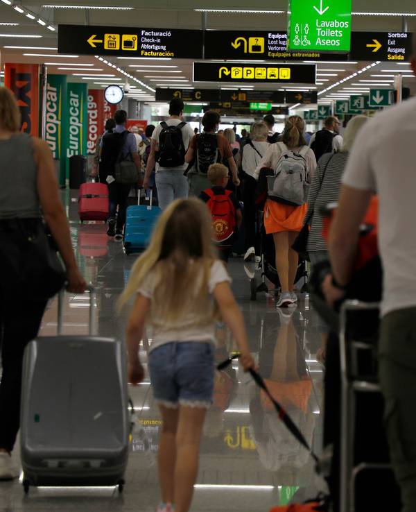 Menschen kommen auf dem Flughafen von Palma de Mallorca an.