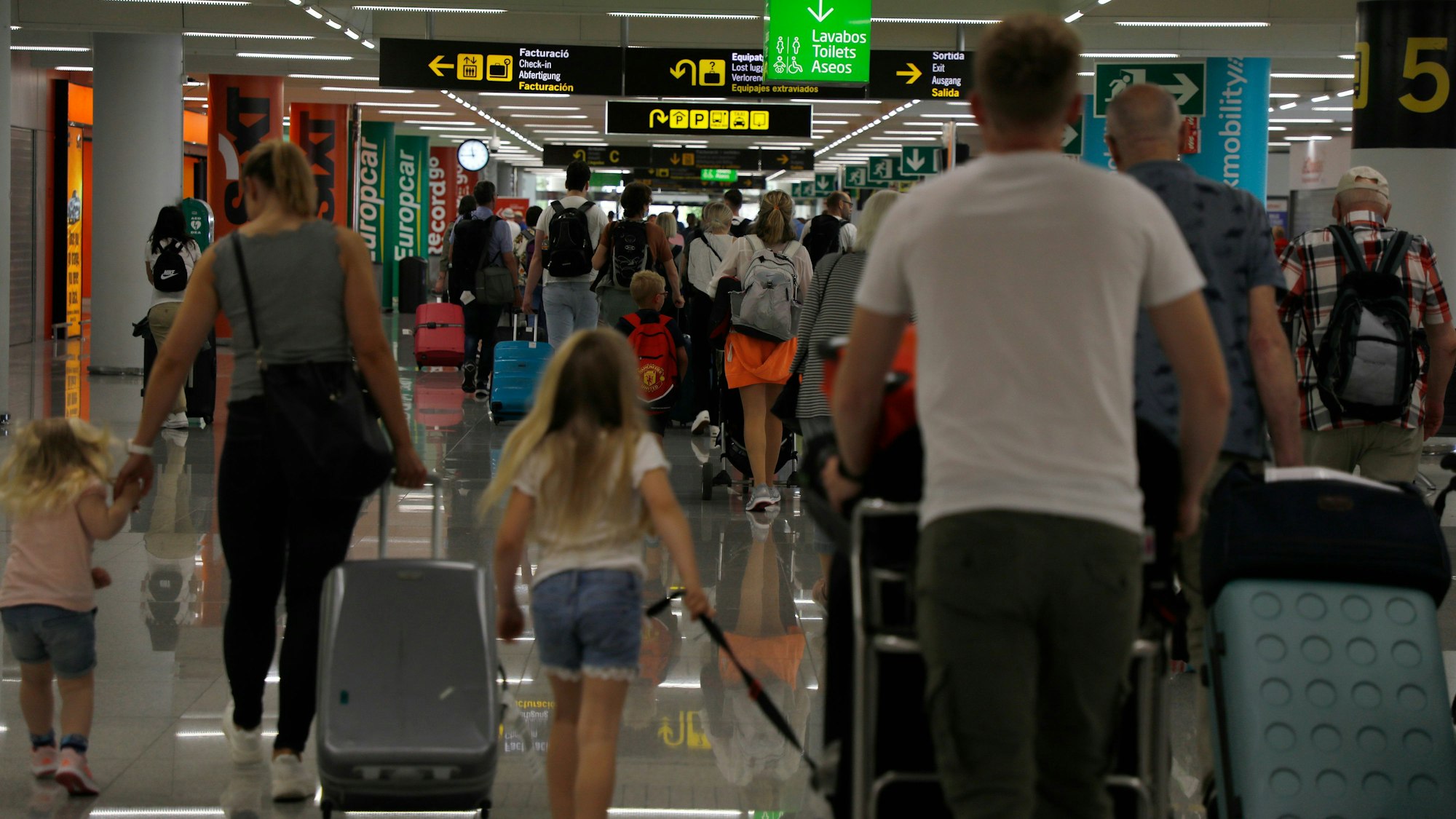 Menschen kommen auf dem Flughafen von Palma de Mallorca an.