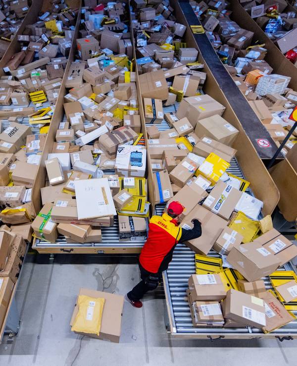 Die Deutsche Post räumt Probleme bei der Zustellung in einigen Gegenden ein. Unser Symbolfoto zeigt die Zustellbasis in Köln.